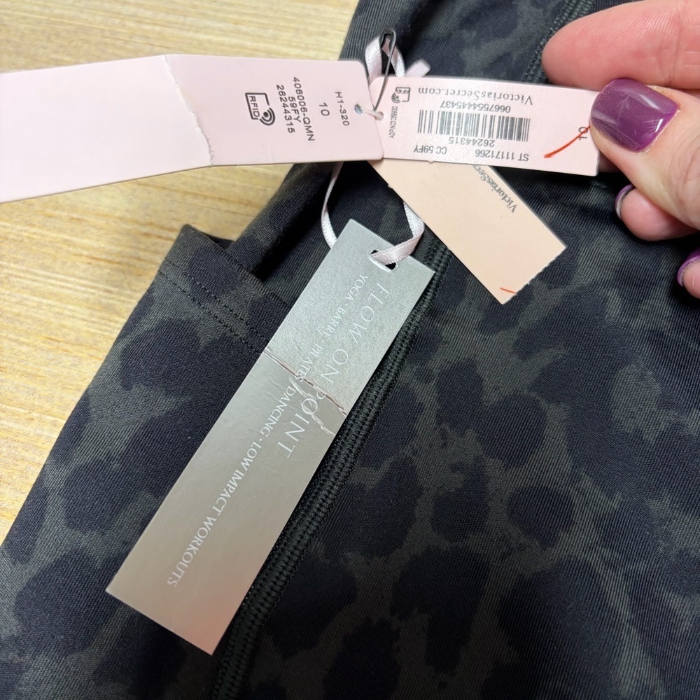 NEW Victoria's Secret Flow On Point Pocket Leggings Women 10 Green Black Cheetah - Picture 10 of 13